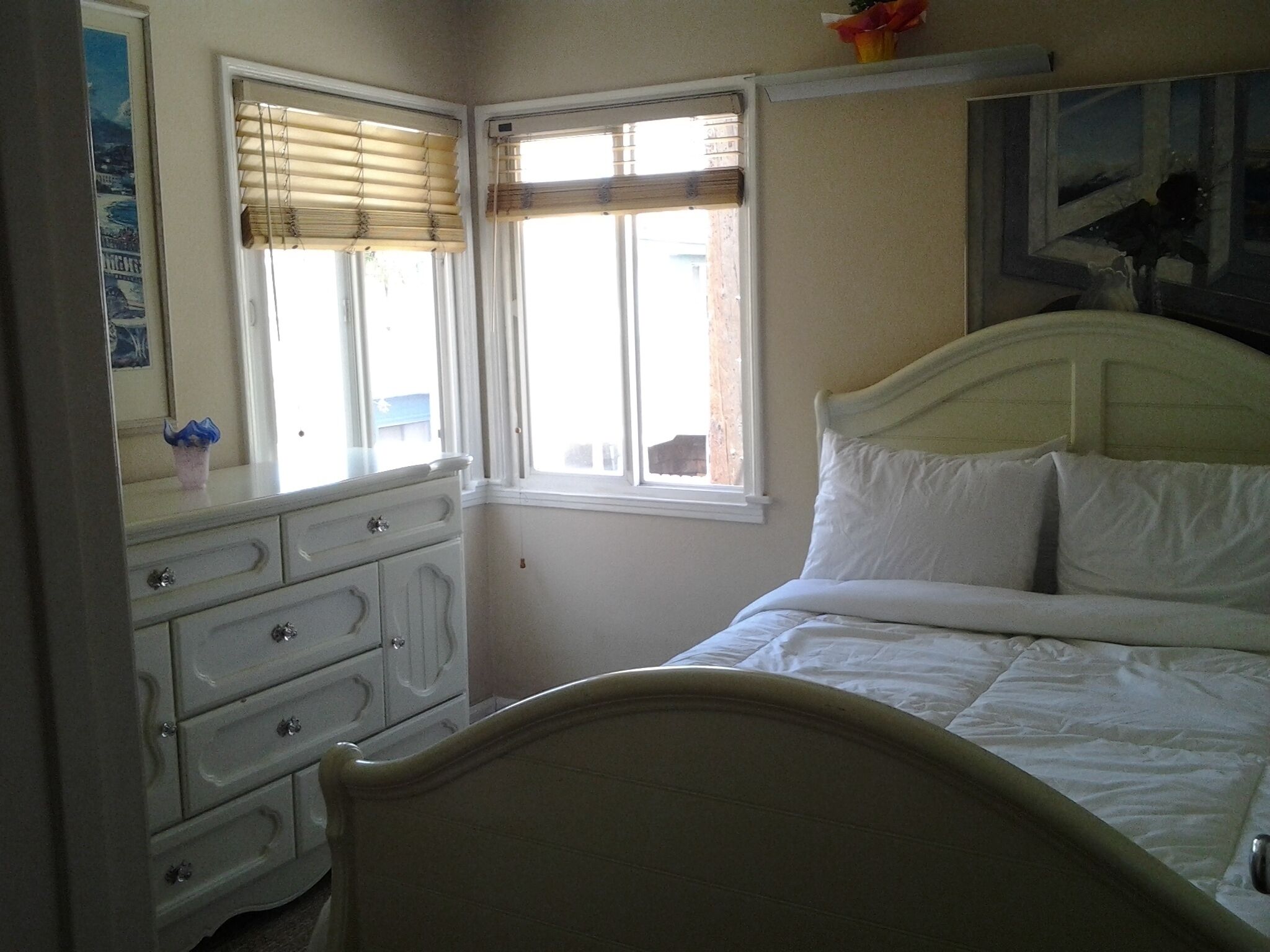 CHARMING BEACH COTTAGE ALL UPGRADED. GREAT LINENS AND BEDS