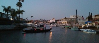 CHARMING NEWPORT BEACH  COTTAGE CLOSE TO BEACH AND BAY ON THE PENNISULA.