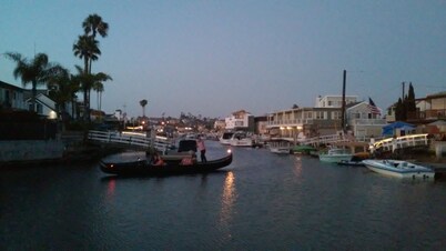 CHARMING NEWPORT BEACH  COTTAGE CLOSE TO BEACH AND BAY ON THE PENNISULA.
