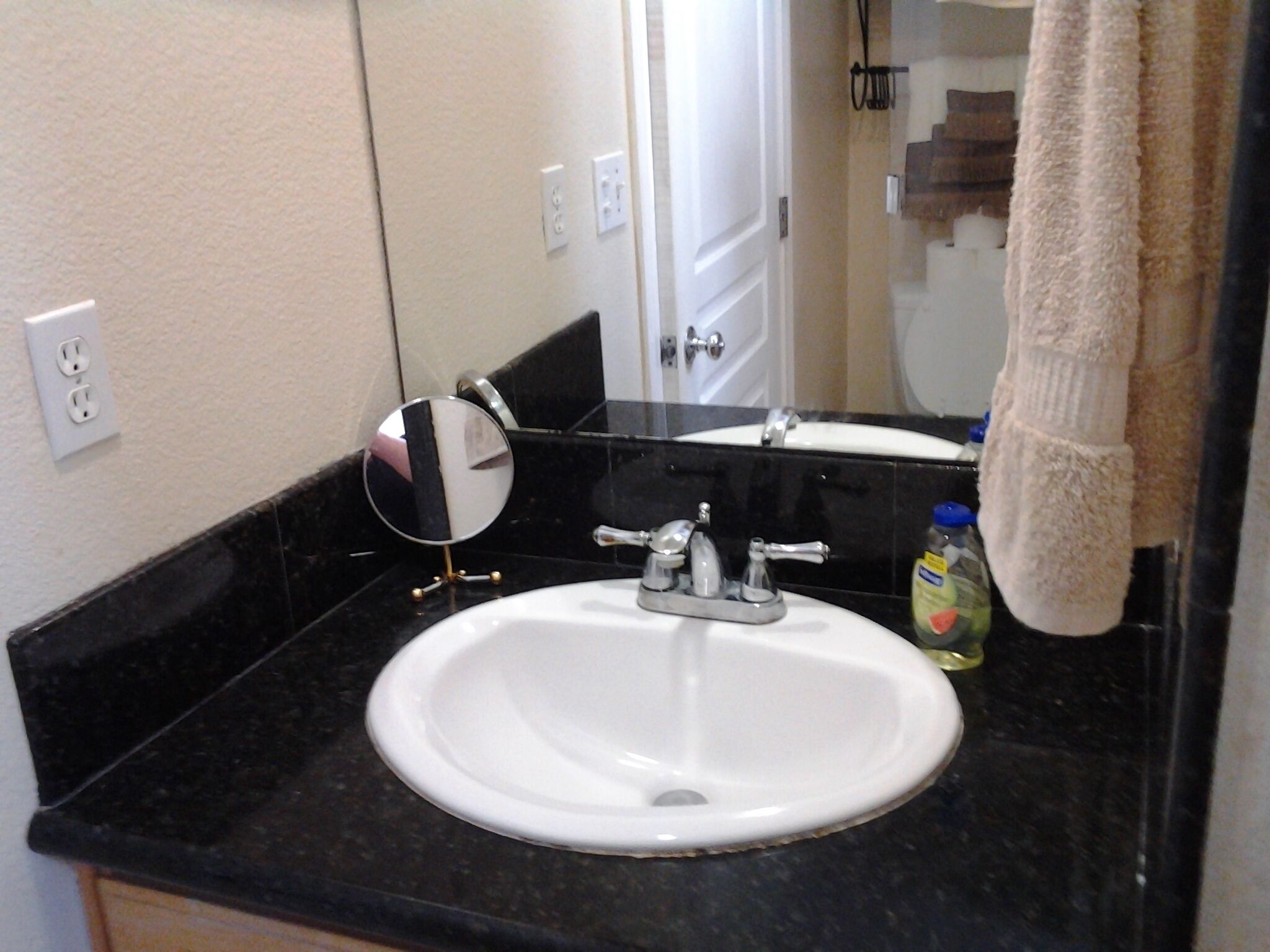 CHARMING BEACH COTTAGE ALL UPGRADED. GREAT LINENS AND BEDS