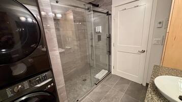 Douche, serviettes fournies, savon, shampoing