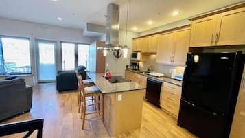 Coffee/tea maker, full-sized fridge, microwave, oven