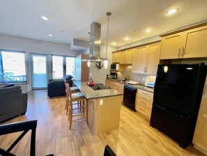 Full-size fridge, microwave, oven, stovetop - Marina View on the Harbour (Ucluelet)