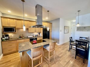 Full-size fridge, microwave, oven, stovetop