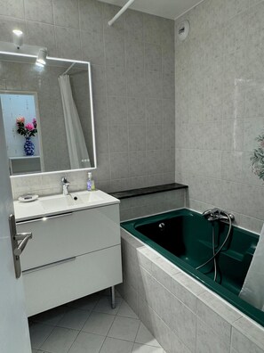 Badewanne, Haartrockner, Handtücher, Seife