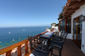 Outdoor dining - Great Hamilton Cove Villa, TWO Steps, Ocean Views, Golf Cart, King Bd, Fireplace (Avalon)