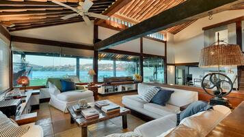 Smart-TV, Netflix, DVD-Player, Bücher