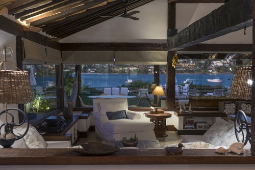 Beach house with 6 suites, on the edge of Ferradura beach 