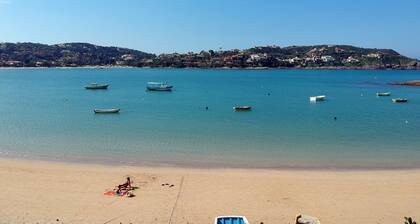 Beach house with 6 suites, on the edge of Ferradura beach