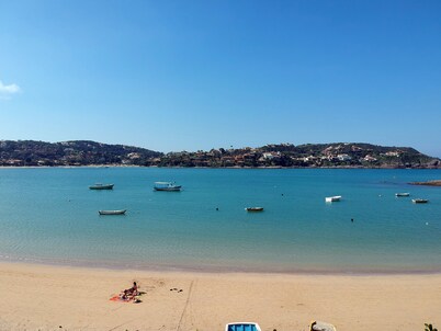 Beach house with 6 suites, on the edge of Ferradura beach 