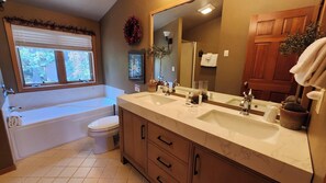 Combined shower/tub, hair dryer, towels