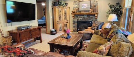 Fernseher, Kamin, DVD-Player