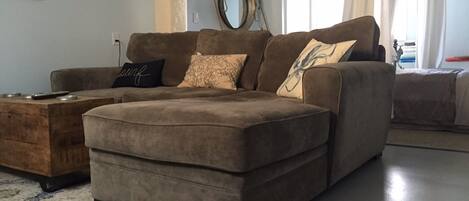 Een smart-tv en boeken