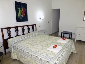 1 chambre, fer et planche à repasser, accès au Wi-Fi (inclus)
