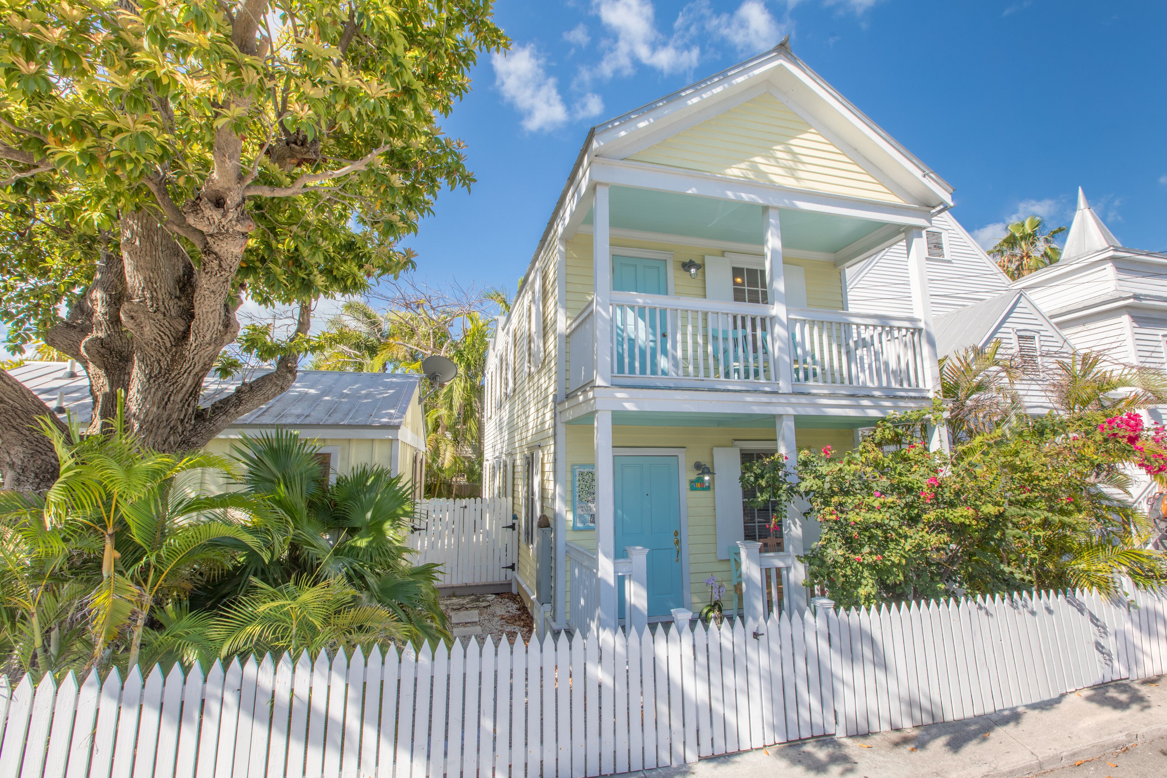THE OLD SAPODILLA HOUSE ~ Pet Friendly Home in Historic Bahama Village