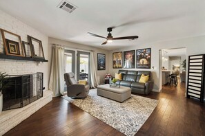 Smart-TV, Kamin, Videospiele, Bücher