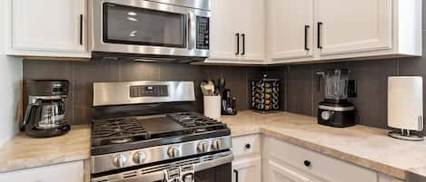 ثلاجة، ميكروويف، فرن، موقد طهي مسطح