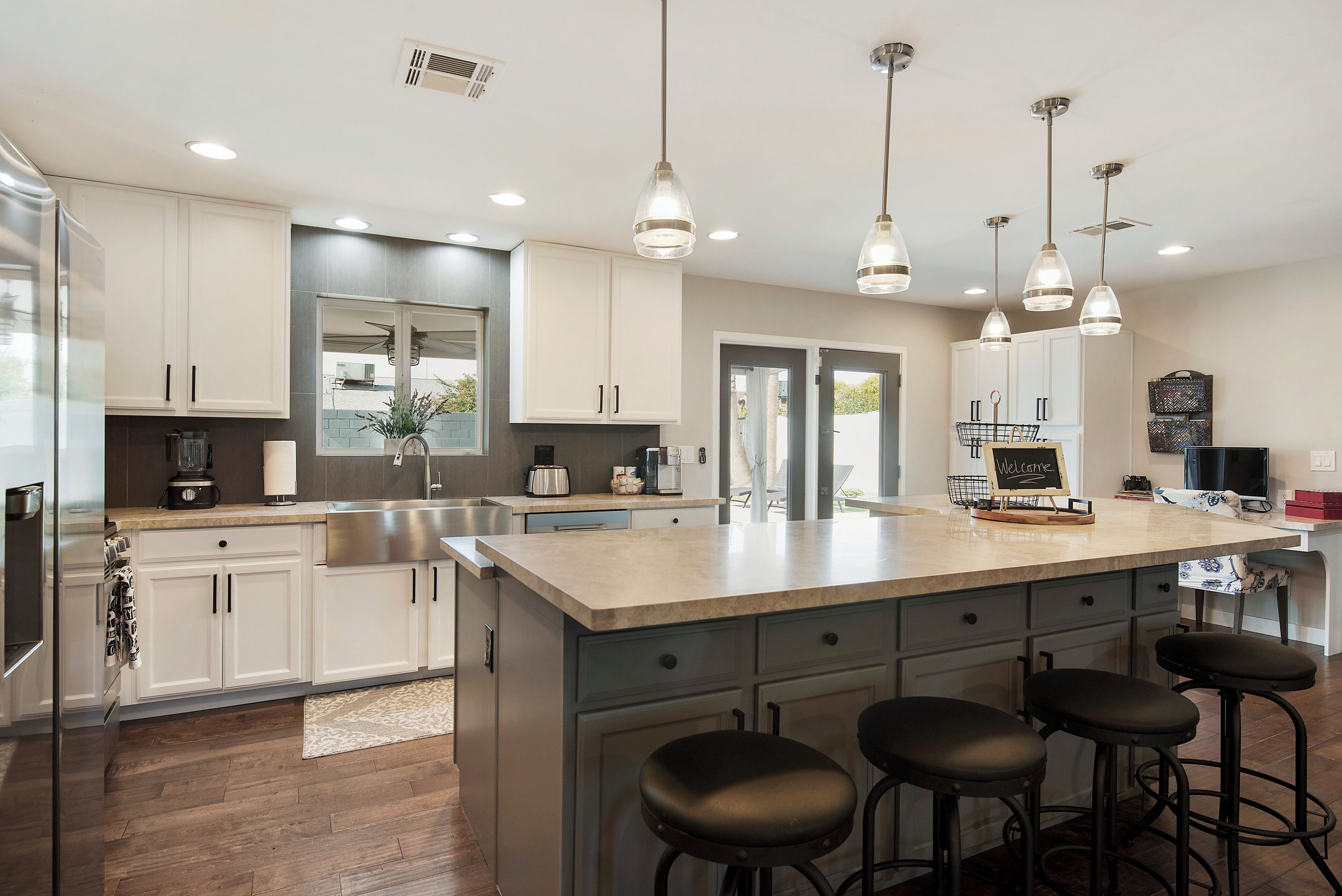 Réfrigérateur, micro-ondes, four, plaque de cuisson