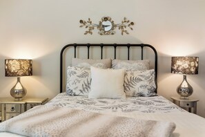 4 bedrooms, desk, iron/ironing board, free WiFi