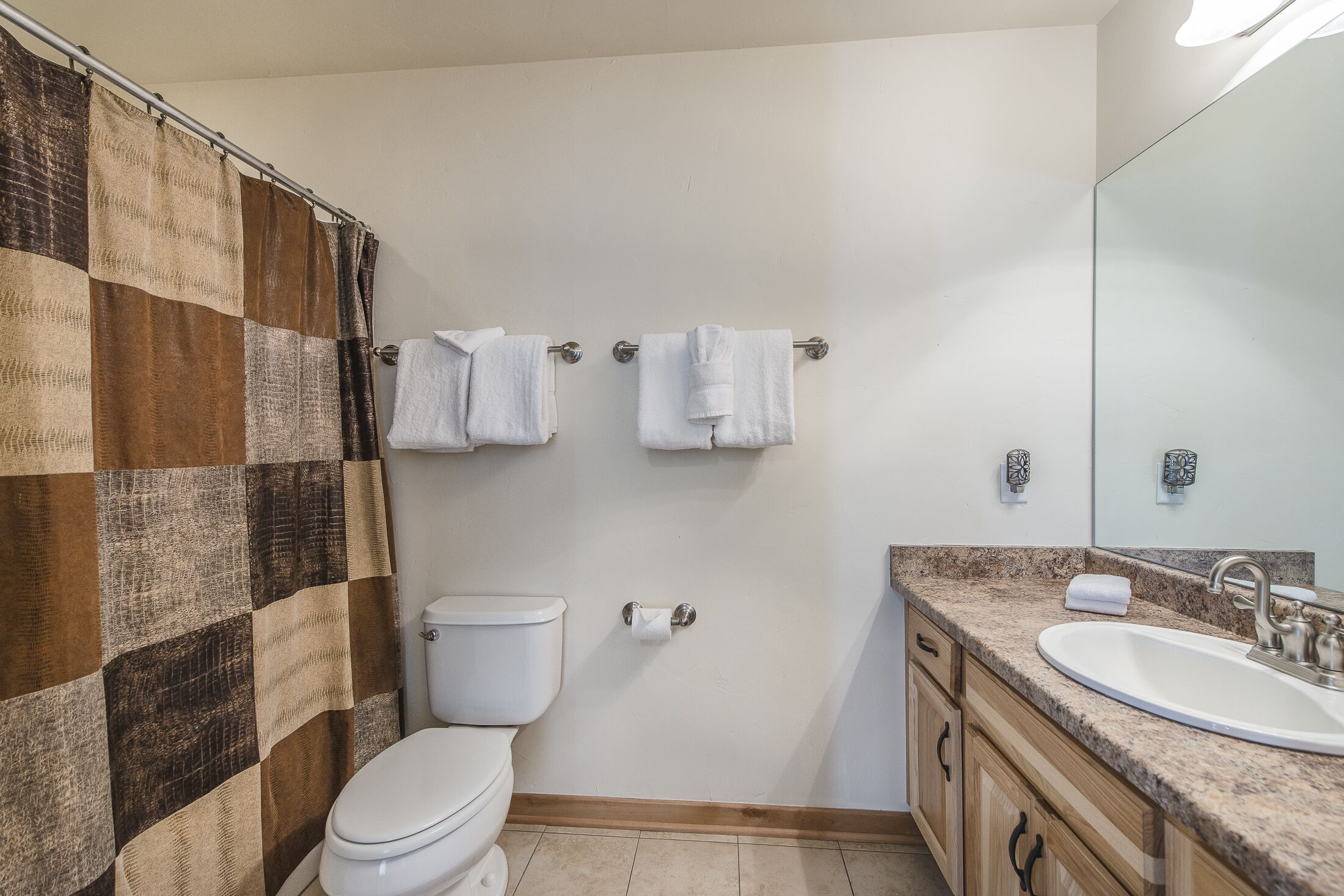 Spacious Luxury condo in the heart of Town of WP. Access to pool & hot tub