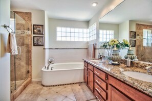 Combined shower/tub, hair dryer, towels