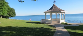 Dreamweaver Cottage is Dog Friendly! Steps from Lake Ontario
