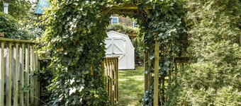 Dreamweaver Cottage is Dog Friendly! Steps from Lake Ontario