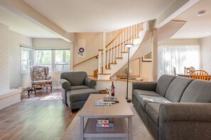 Interior - Dreamweaver Cottage is Dog Friendly! Steps from Lake Ontario (Niagara-on-the-Lake)