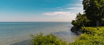 Dreamweaver Cottage is Dog Friendly! Steps from Lake Ontario