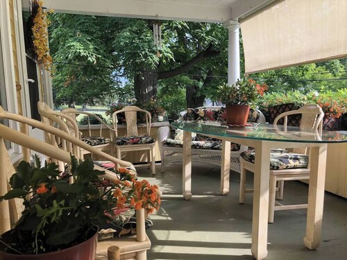 Heck-Of-A-Deck Lakehouse with Sunsets, and Kayaks, too!