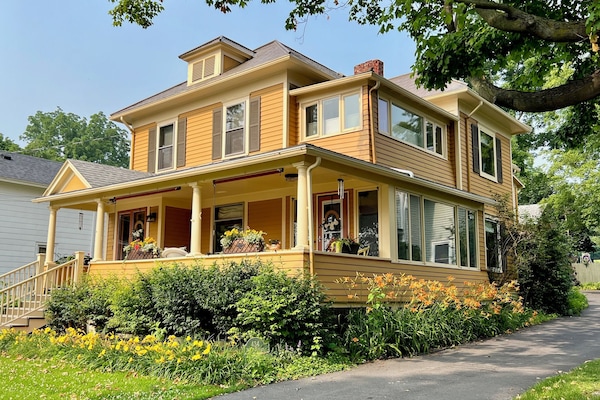 434 Main Street with 2 entrances on front porch, one in back.