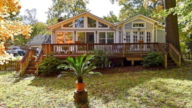 A two-story house with a deck and a staircase leading to the upper floor. - MOUNT VERNON RETREAT 🌸 (Alexandria)