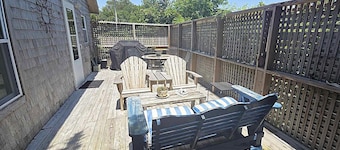 Luna Sea: Dog friendly cozy rental is centrally located.