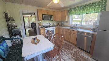 Jääkaappi, mikroaaltouuni, uuni, liesi