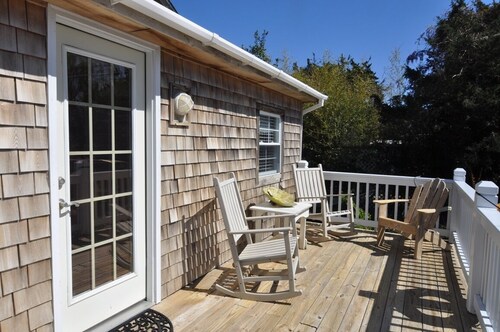 Luna Sea: Dog friendly cozy rental is centrally located.