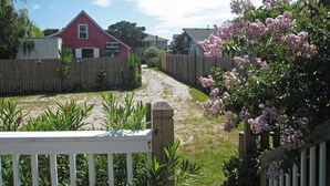 Un chemin mène à un bâtiment rouge sur lequel on peut lire l’inscription « Ocracoke Company ».