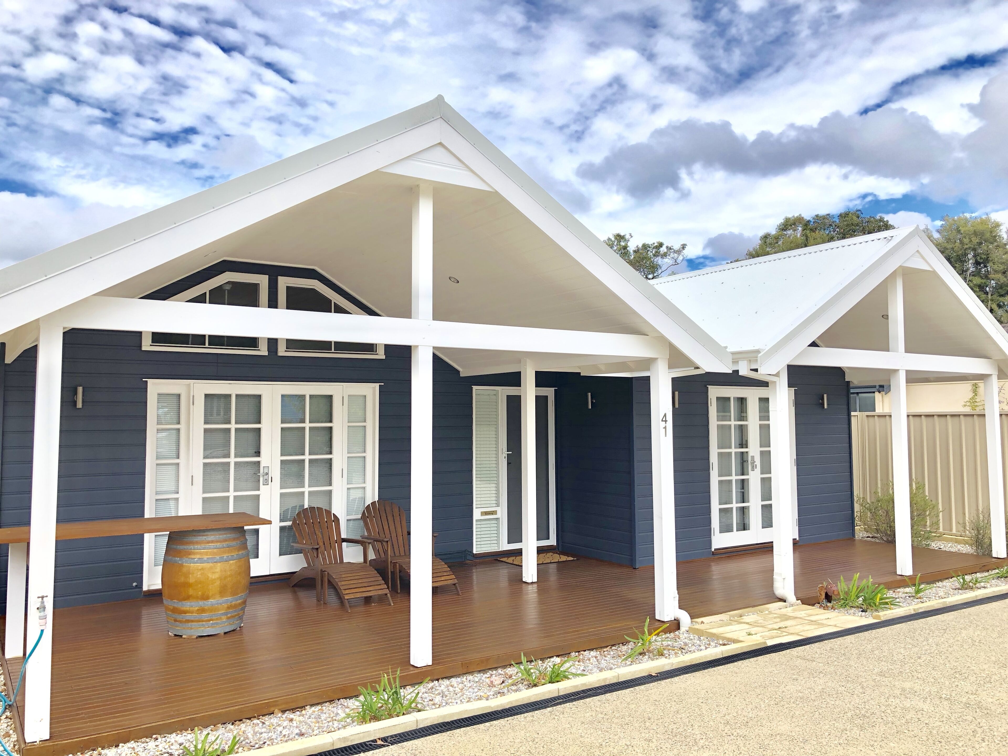 New Pet friendly  home & very close to dog beaches & Old Dunsborough bay