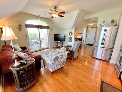 Loon's Loft: Wonderfully furnished condo centrally located. Pool.