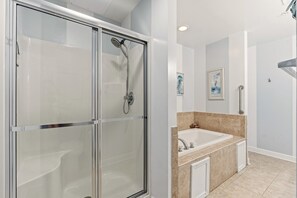 Bathtub, jetted bath, hair dryer, towels - Cayman Villas E, 8 BR Home Across the Street from the Beach with Pool & Hot Tub (North Myrtle Beach)
