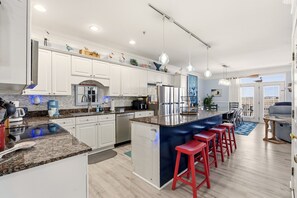 Een koelkast, een microgolfoven, een oven, een kookplaat