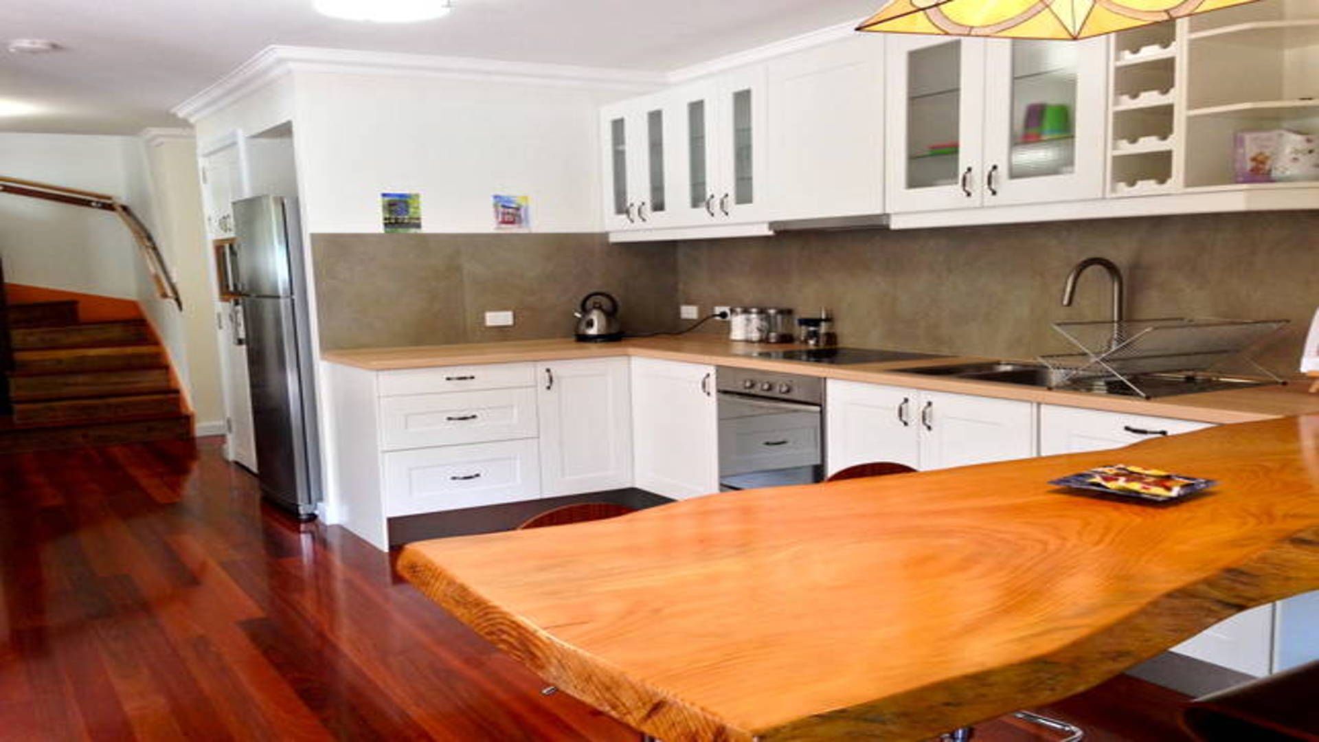 Bushey Heath - A Walk To Town Bush Retreat  — image 8