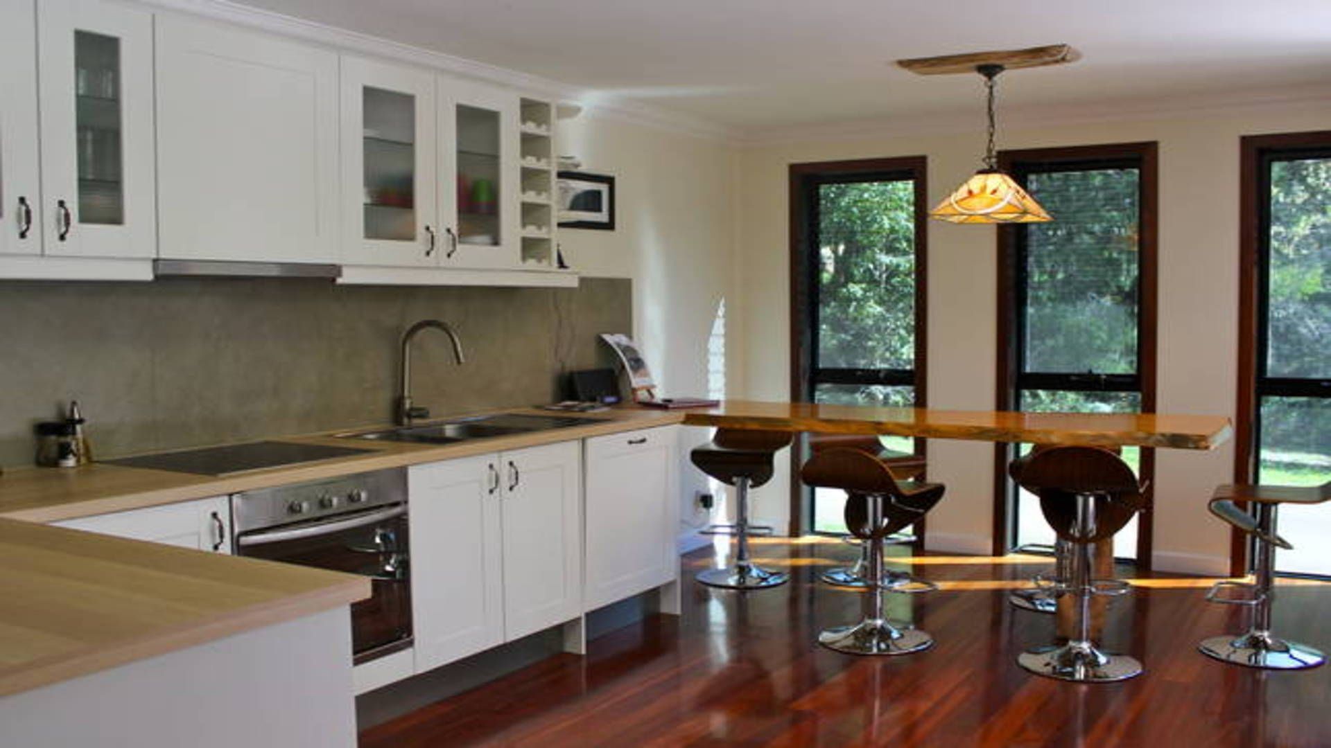 Bushey Heath - A Walk To Town Bush Retreat  — image 7