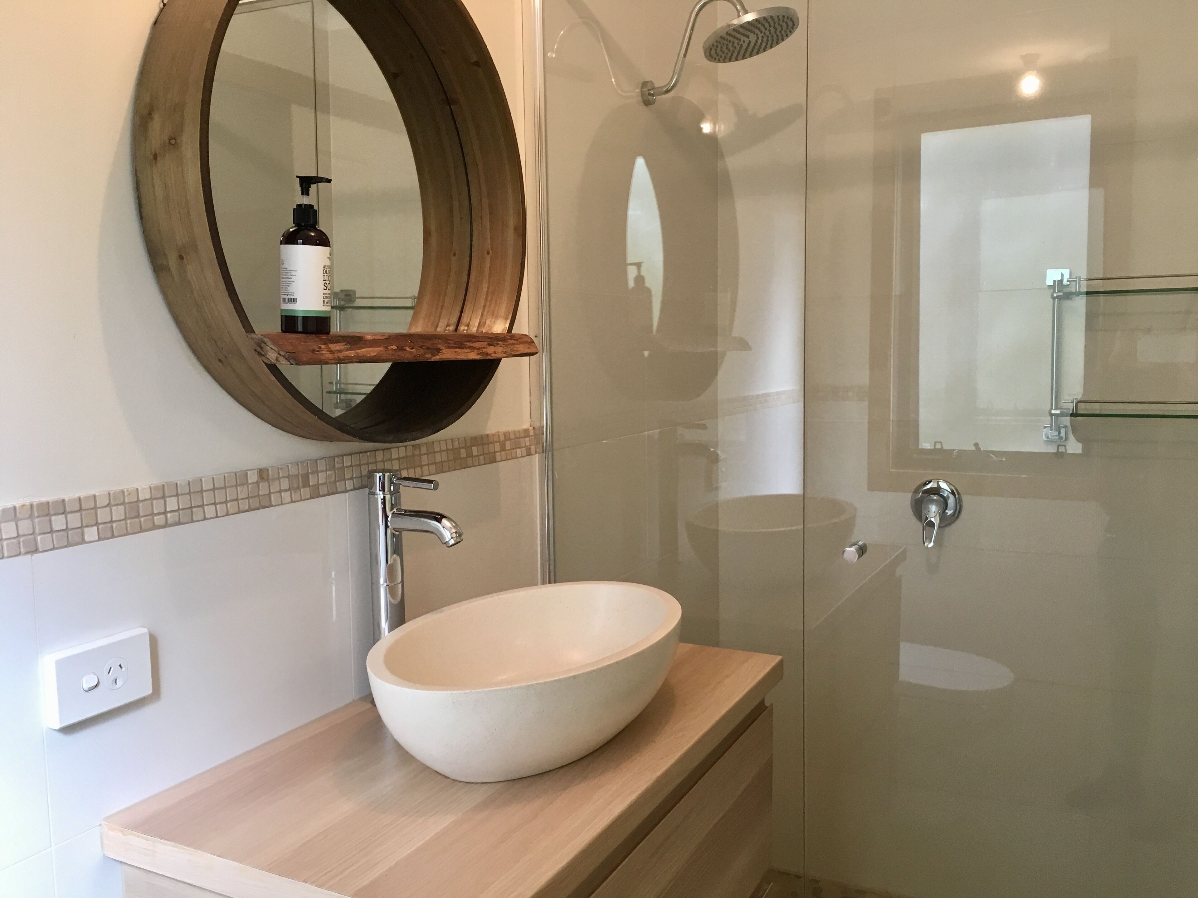 Bushey Heath - A Walk To Town Bush Retreat  — image 15