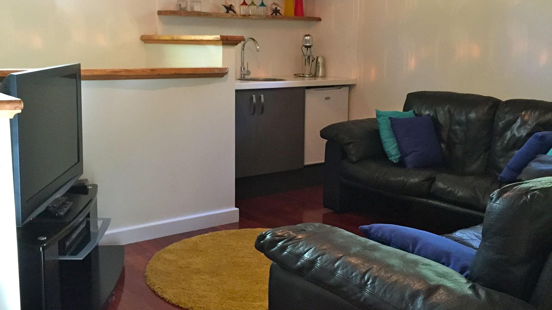 Bushey Heath - A Walk To Town Bush Retreat  — image 10