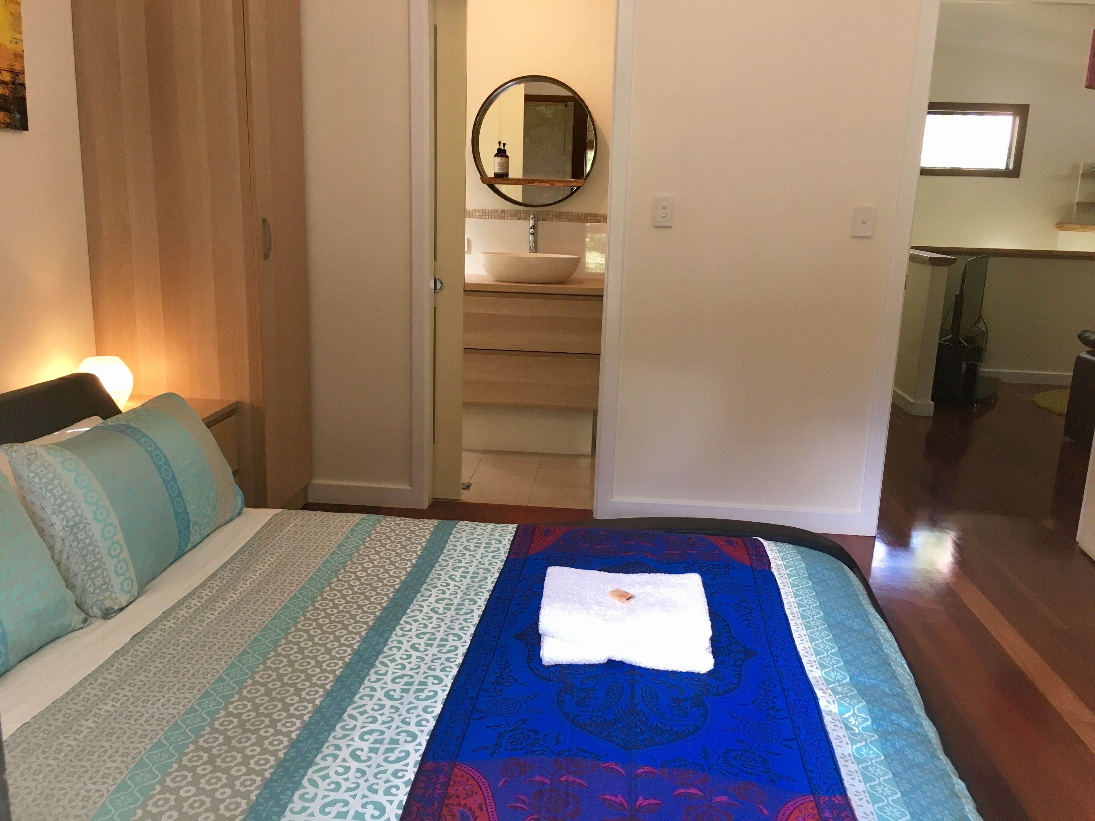 Bushey Heath - A Walk To Town Bush Retreat  — image 16