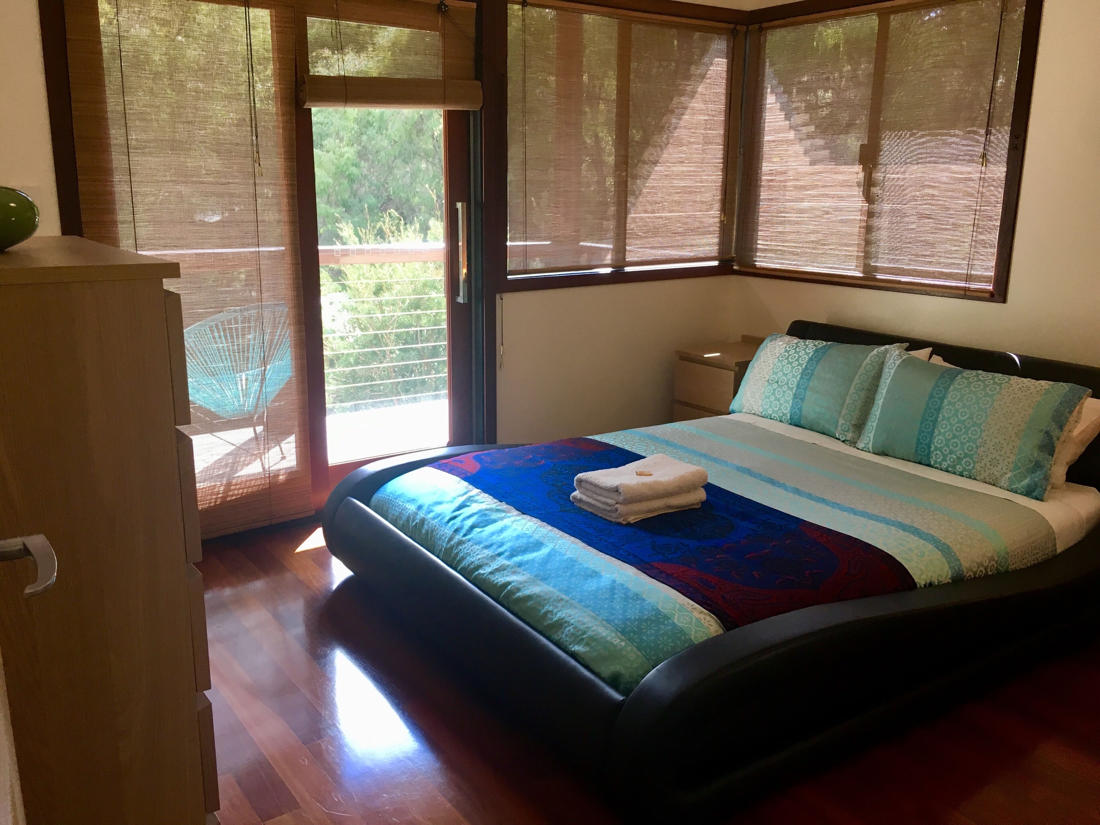 Bushey Heath - A Walk To Town Bush Retreat  — image 17