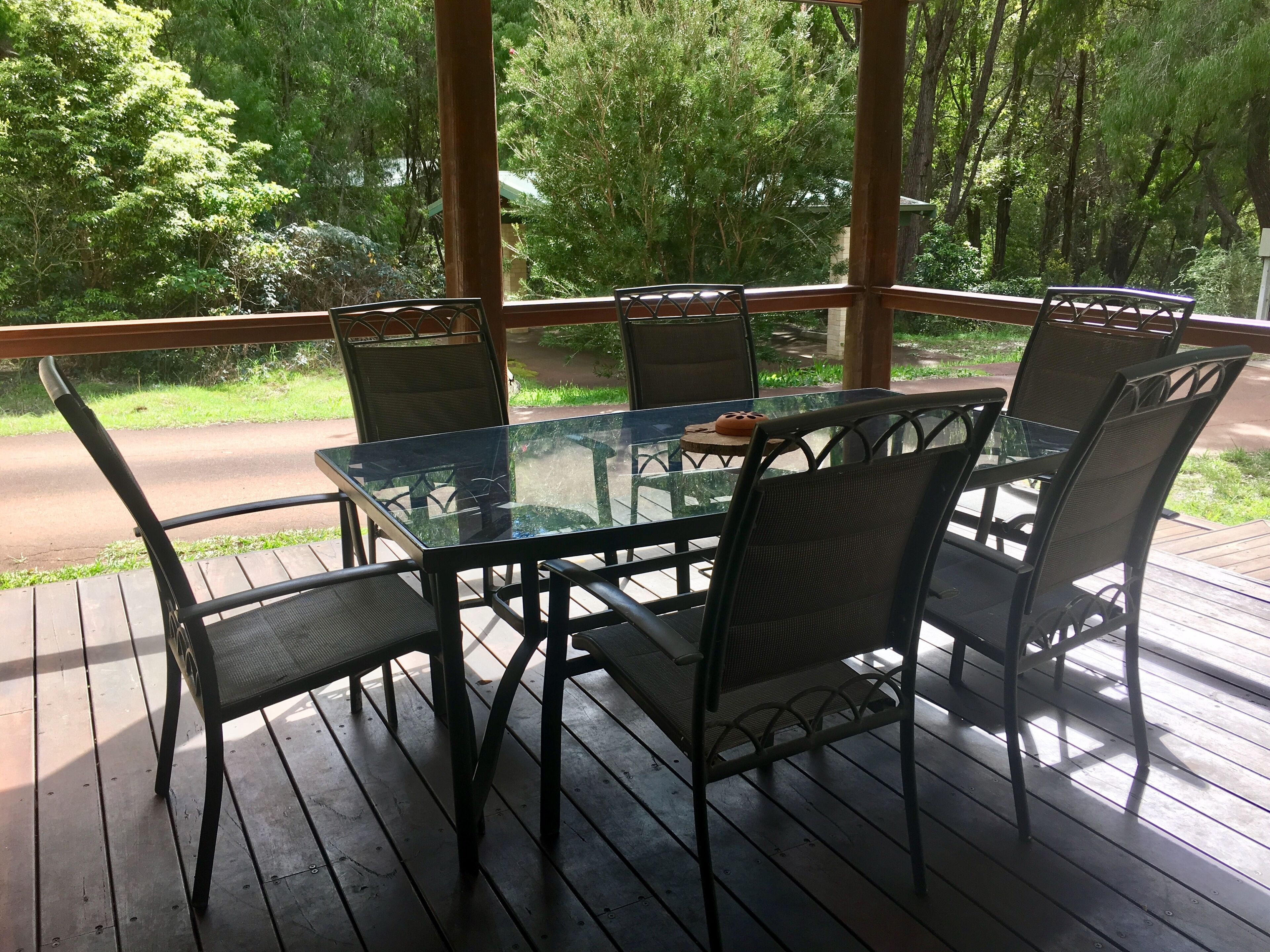 Bushey Heath - A Walk To Town Bush Retreat  — image 19