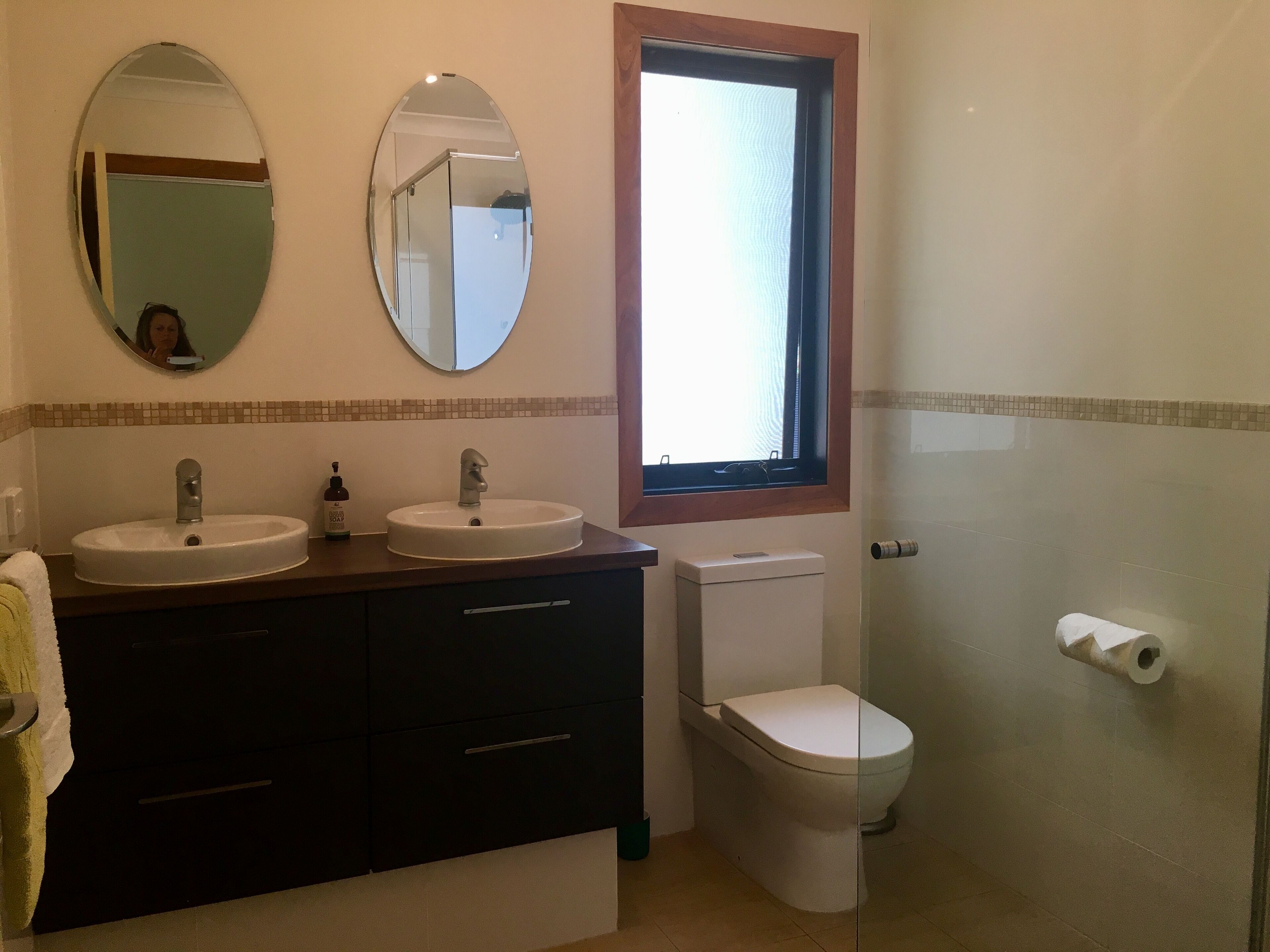 Bushey Heath - A Walk To Town Bush Retreat  — image 12