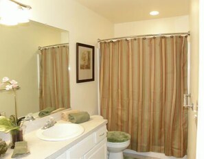 Combined shower/tub, towels