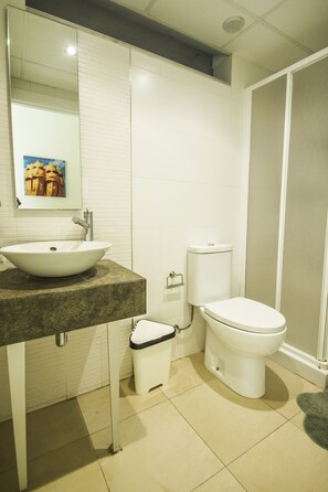 Regadera, secadora de cabello, toallas 